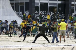 Manifestantes invadem Congresso, STF e Palácio do Planalto.