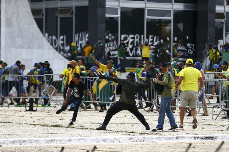 Manifestantes invadem Congresso, STF e Palácio do Planalto.