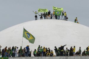 Brasilia 07/02/2023 - Manifestantes invadem predios publicos na praca dos Tres Poderes, na foto manisfestantes em  cima ca cupula do senado federal no predio do Congresso Nacional