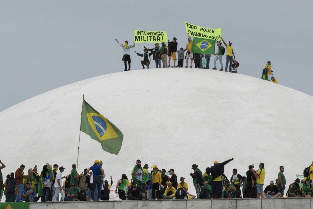 Brasilia 07/02/2023 - Manifestantes invadem predios publicos na praca dos Tres Poderes, na foto manisfestantes em  cima ca cupula do senado federal no predio do Congresso Nacional