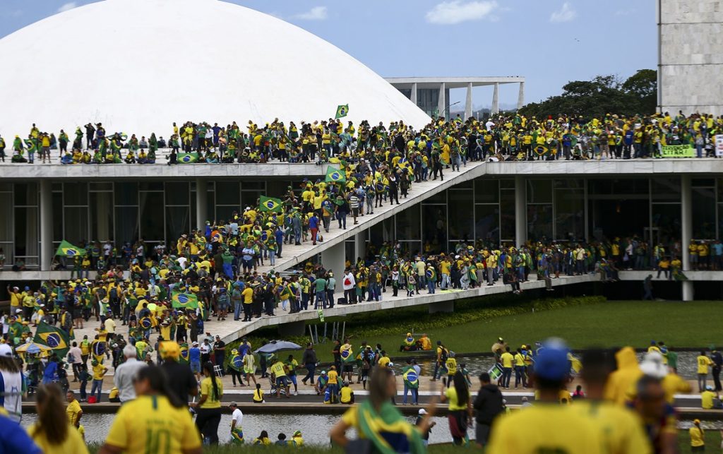 Manifestantes invadem Congresso, STF e Palácio do Planalto.