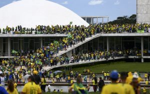 Manifestantes invadem Congresso, STF e Palácio do Planalto.
