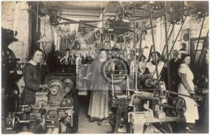 mulheres-trabalhando-na-fabrica-data-cerca-de-1914-1918-400-97145257