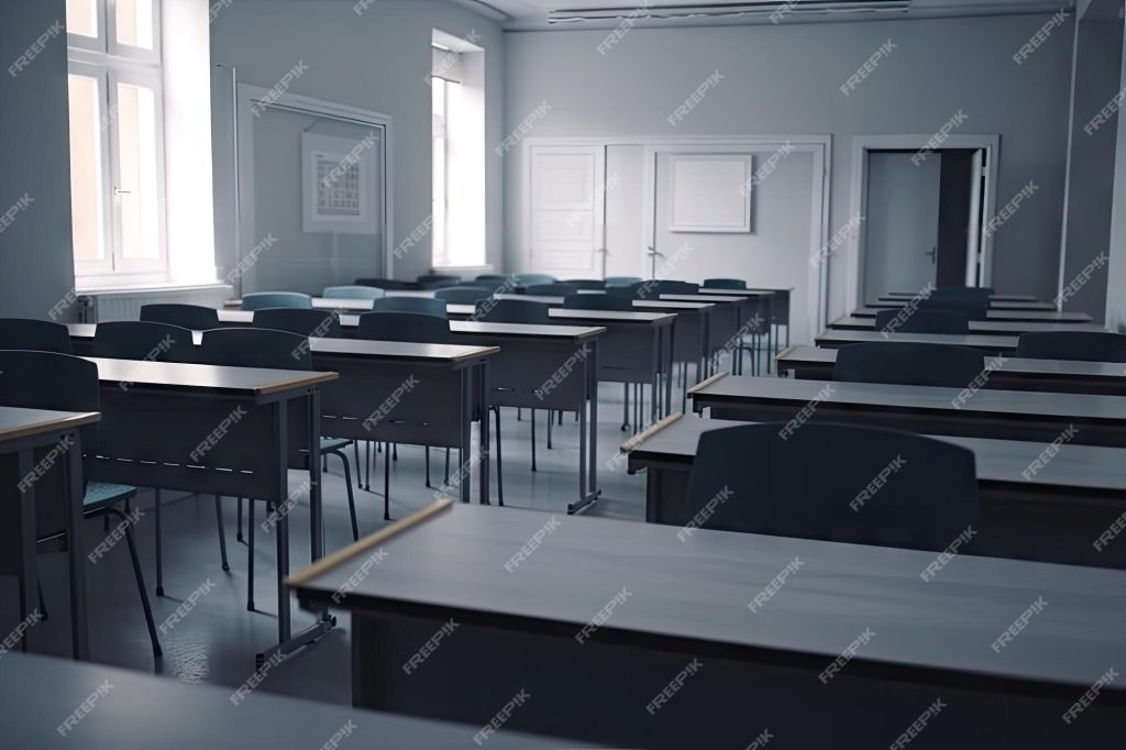 sala-de-aula-vazia-sala-de-aula-turva-sem-alunos-com-cadeiras-e-mesas-vazias_41969-14734