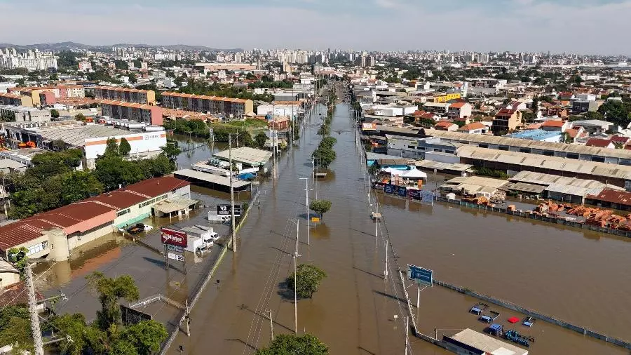 6mai2024-vista-aerea-de-ruas-inundadas-em-porto-alegre-rs-apos-tempestades-atingirem-o-rio-grande-do-sul-1715021662494_v2_900x506