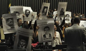 909389-protesto-camara-