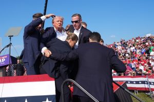 trump-no-comicio-pos-tiros-sangue