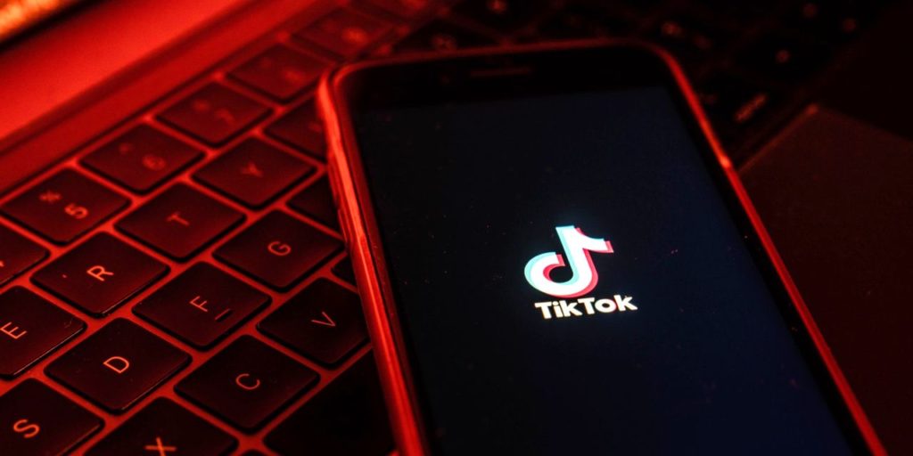 eua-enquanto-vigiavam-o-twitter-as-postagens-falsas-chegaram-pelo-tiktok-tiktok-1024x512-1