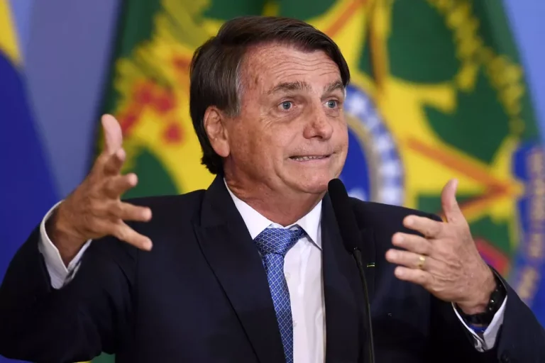 99486193-brazilian-president-jair-bolsonaro-delivers-a-speech-during-a-meeting-called-brazil-for-768x512