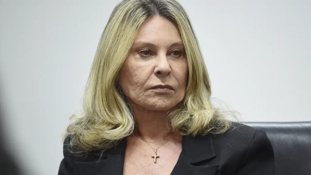 lindora-araujo-flip-2022-01-jpg