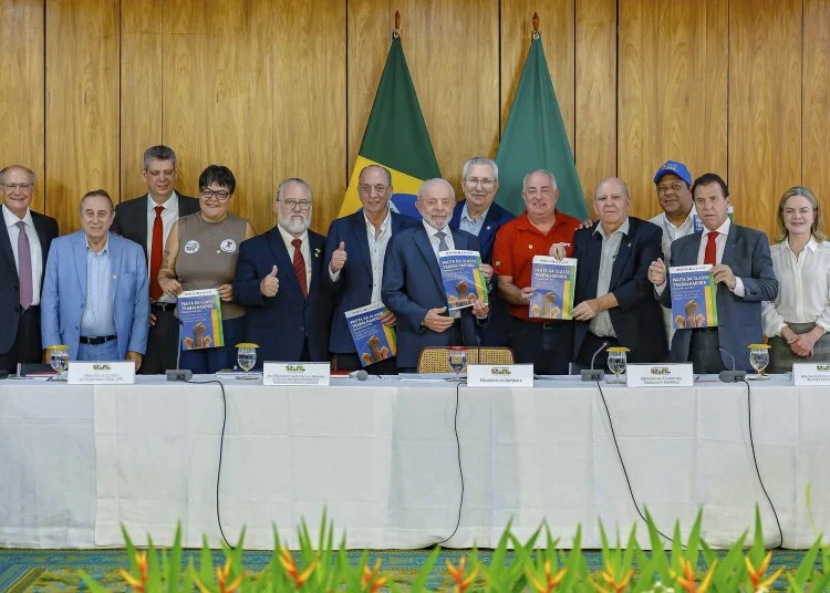 Presidente-da-Republica-Luiz-Inacio-Lula-da-Silva-durante-reuniao-com-centrais-sindicais-sobre-a-Pauta-da-Classe-Trabalhadora-–-Prioridades-para-2025