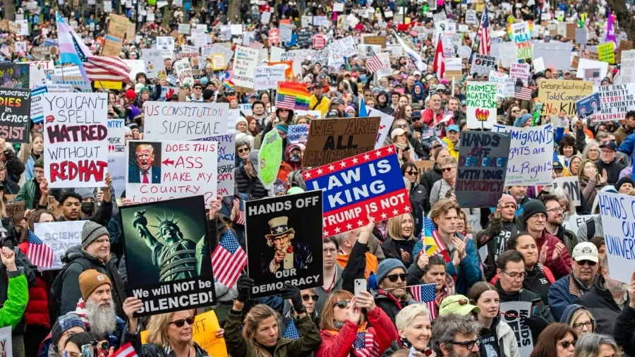 milhares-de-manifestantes-sairam-as-ruas-hoje-de-washington-e-outras-cidades-dos-estados-unidos-contra-politicas-de-donald-trump-1743876473537_v2_900x506-jpg