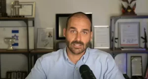 eduarda-bolsonaro-afirmou-durante-live-neste-domingo-20-que-nao-vai-renunciar-ao-cargo-1753033882299_v2_900x506-png-300x160