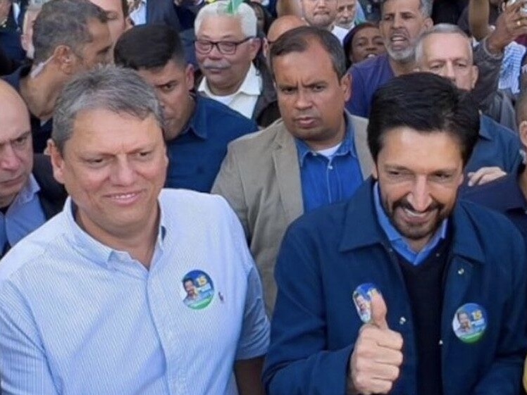 tarcisio-de-freitas-e-o-capitao-diogo-costa-cangerana-afastado-por-suspeita-de-envolvimento-em-esquema-do-pcc-durante-agenda-publica-do-governador-1733154138201_v2_4x3