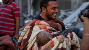 Homem-palestino-chora-enquanto-carrega-seu-filho-vitima-de-bombardeios-MEE-Mohammed-Hajjar