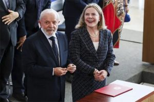 Lula-e-Gleisi-posse-jose-cruz-abr-768x511