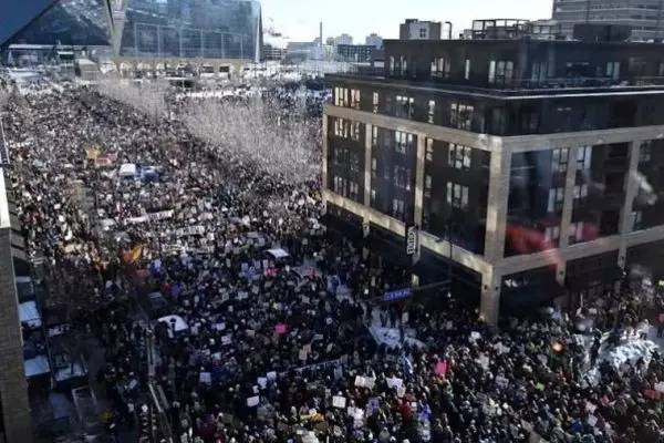 protesto-em-minneapolis-nesta-sexta-23-em-dia-marcado-por-atos-e-greve-geral-contra-operacoes-de-fiscalizacao-da-imigracao-1769252825686_v2_900x506-600x400