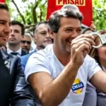 O FASCISTA ANDRÉ VENTURA, EXIBIU UMA ALGEMA EM PROTESTO CONTRA LULA, EM PORTUGAL. SÓ QUE ERA DE SEX SHOP: REVELOU SEU ANTI-SEXO. QUE VENTURA!