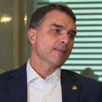 FLÁVIO BOLSONARO JÁ FOI AVISADO DE NOVO ESCÂNDALO QUE O ATINGIRÁ ALÉM DE VORCARO