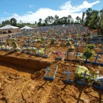 NEGACIONISMO FEZ BRASILEIROS “PERDEREM” 3,4 ANOS DE VIDA NA PANDEMIA