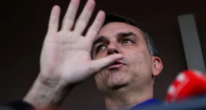 71225-flavio-bolsonaro-conversa-com-jornalistas-na-saida-de-um-culto-em-brasilia-1765127701513_v2_900x506-jpg-300x160