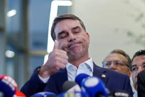 Flavio-BOlsonaro_SERGIO-LIMA_AFP-768x512.jpg