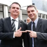 INTERCEPT: FLÁVIO BOLSONARO TENTOU APROXIMAR JAIR BOLSONARO DE VORCARO DURANTE NEGOCIAÇÃO DE FILME