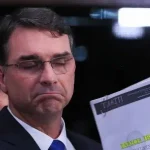 CRESCE PRESSÃO PARA FLÁVIO BOLSONARO ABANDONAR CANDIDATURA APÓS ÁUDIO PEDINDO US$ 24 MILHÕES A VORCARO