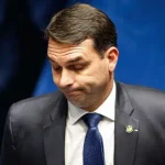 FLÁVIO BOLSONARO E MINISTROS DO STF: AS INVESTIGAÇÕES QUE ASSOMBRAM O CANDIDATO DA DIREITA