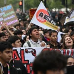 POLÍCIA CHILENA AGRIDIU E PRENDEU JORNALISTAS QUE COBRIAM MANIFESTAÇÕES CONTRA O GOVERNO KAST