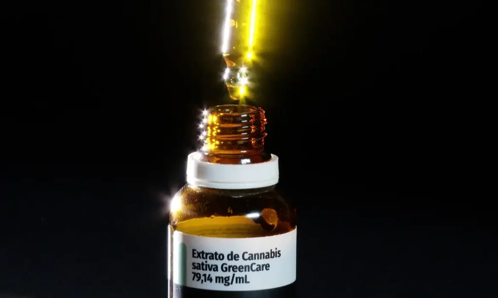 extrato_de_cannabis_e_utilizado_para_dores_fisicas_e_mentais