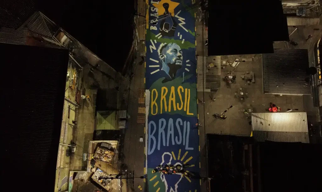 imagem_aerea_da_rua_pintada_na_penha_com_cores_da_selecao_brasileira