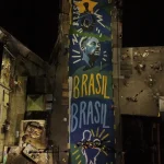 PINTURA RESSIGNIFICA RUA MARCADA POR OPERAÇÃO LETAL NO RIO DE JANEIRO COMANDADO POR EX-GOVERNADOR BOLSONARISTA, CLÁUDIO CASTRO