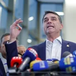 DESESPERADO, FLÁVIO BOLSONARO BABANDO DE ÓDIO COMPARA MORAES A “DEMÔNIO” E “TIRANO” E NEM DEUS ESCAPA