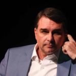 POLÍCIA FEDERAL INVESTIGA FLÁVIO BOLSONARO POR CORRUPÇÃO NO CASO DARK HORSE E DESCARTA “PATROCÍNIO”, DIZ PORTAL