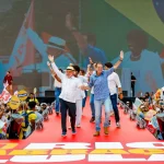 “A GENTE INVESTE EM ESCOLA HOJE OU EM CADEIA AMANHÃ”, DISSE LULA, EM COMÍCIO NO RIO COM EDUARDO PAES NA PRESENÇA DE MILHARES DE PESSOAS
