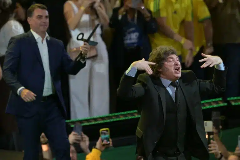 Flavio-Bolsonaro-e-MIlei-durante-convencao_NELSON-ALMEIDA_AFP-768x513.jpg