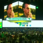 APESAR DA PROIBIÇÃO DE MORAES, PL USOU NOVO VÍDEO DE BOLSONARO EM CONVENÇÃO COM FLÁVIO
