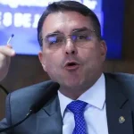 FLÁVIO BOLSONARO JOGA SUJO COM O POVO EVANGÉLICO E COM O BRASIL