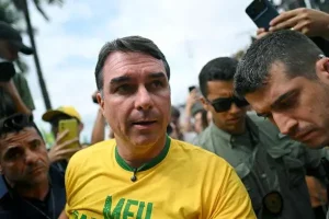 imagem-principal-flavio-bolsonaro-campanha-ausencias-jair-michelle-tarcisio-malafaia-115945808-brazils-right-wing-presidential-candidate-and-senator-flavio-bolsonaro-gestures-during-a-600x400
