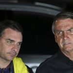 MARQUETEIRO DO RACHADÃO RESOLVEU TIRAR O SOBRENOME BOLSONARO DE FLÁVIO, CRENTE QUE VAI IMPEDIR A DERROTA