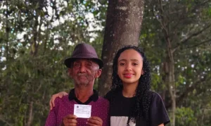 thauany_e_o_avo_vao_votar_no_dia_4