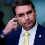 COMENTARISTA DA GLOBO AFIRMOU QUE JORNALISTAS TÊM “DOCUMENTOS” SOBRE FLÁVIO E AGUARDAM “MELHOR MOMENTO”