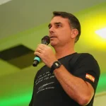 ASSESSORA DE FLÁVIO BOLSONARO NEGOCIOU EMENDA COM CONDENADO NO CASO MARIELLE