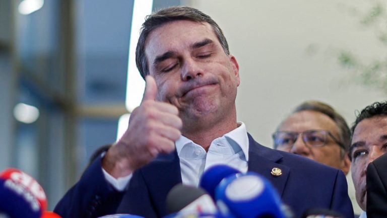 Flavio-BOlsonaro_SERGIO-LIMA_AFP-e1783724219169-768x433