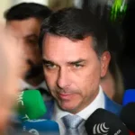 POLÍCIA FEDERAL ACHOU NOVA RESERVA DE VIAGEM DE FLÁVIO BOLSONARO EM JATINHO LIGADO A VORCARO