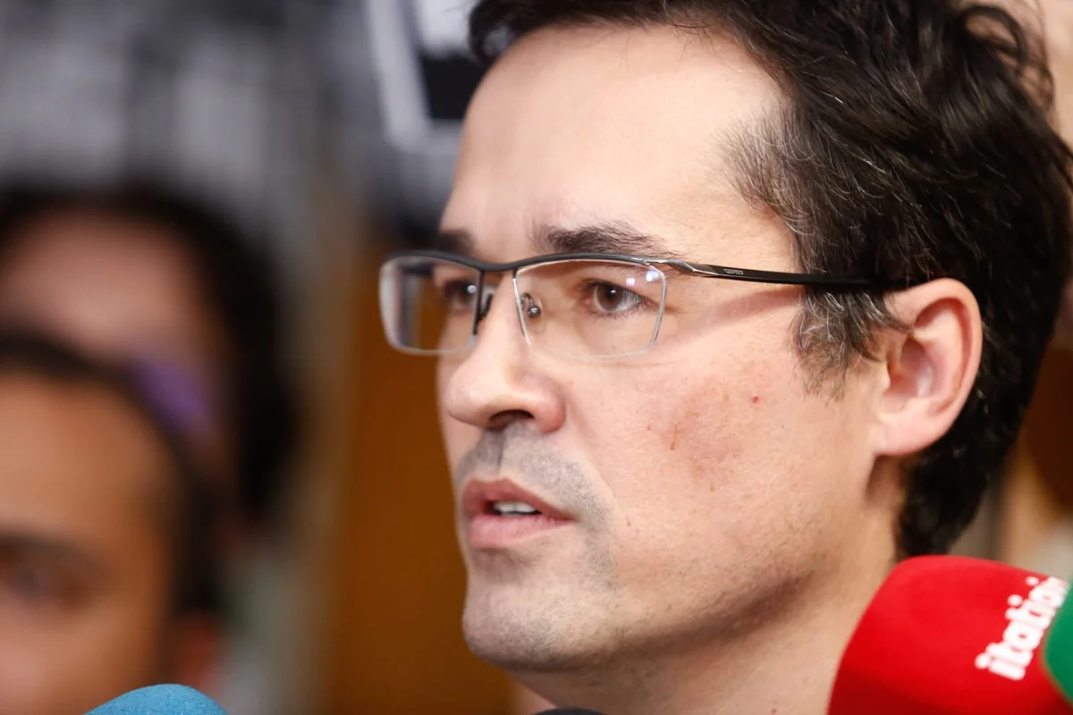 imagem-principal-tse-suspende-campanha-deltan-dallagnol-senado-parana-deputado-federal-cassado-deltan-dallagnol-podemos-faz-declaracao-a-imprensa-10