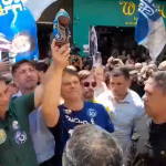 FLÁVIO, DIANTE DA CHIBATADA-ELEITORAL, OSTENTOU, EM PÚBLICO, IMAGEM DE APARECIDA, MAS CATÓLICOS E A SANTA, NÃO SÃO OTÁRIOS