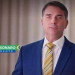 RACHADÃO, CERTO QUE NUNCA SERÁ PRESIDENTE, DELIROU SER. EM SALA COM A BANDEIRA, TAGARELOU COM O TÍTULO: PRONUNCIAMENTO OFICIAL