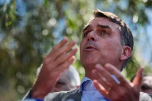 2026-10-07T232032Z_1_LYNXMPEM9626A_RTROPTP_4_BRAZIL-ELECTION